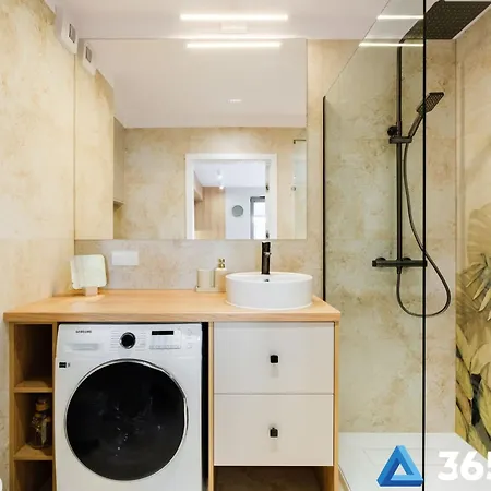 365pam - Tukan W Sarbinove Z Garazem アパート